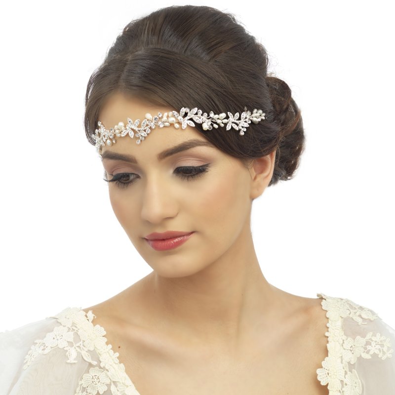 Beautiful forehead chains available soon from @specialmemoriesbridal