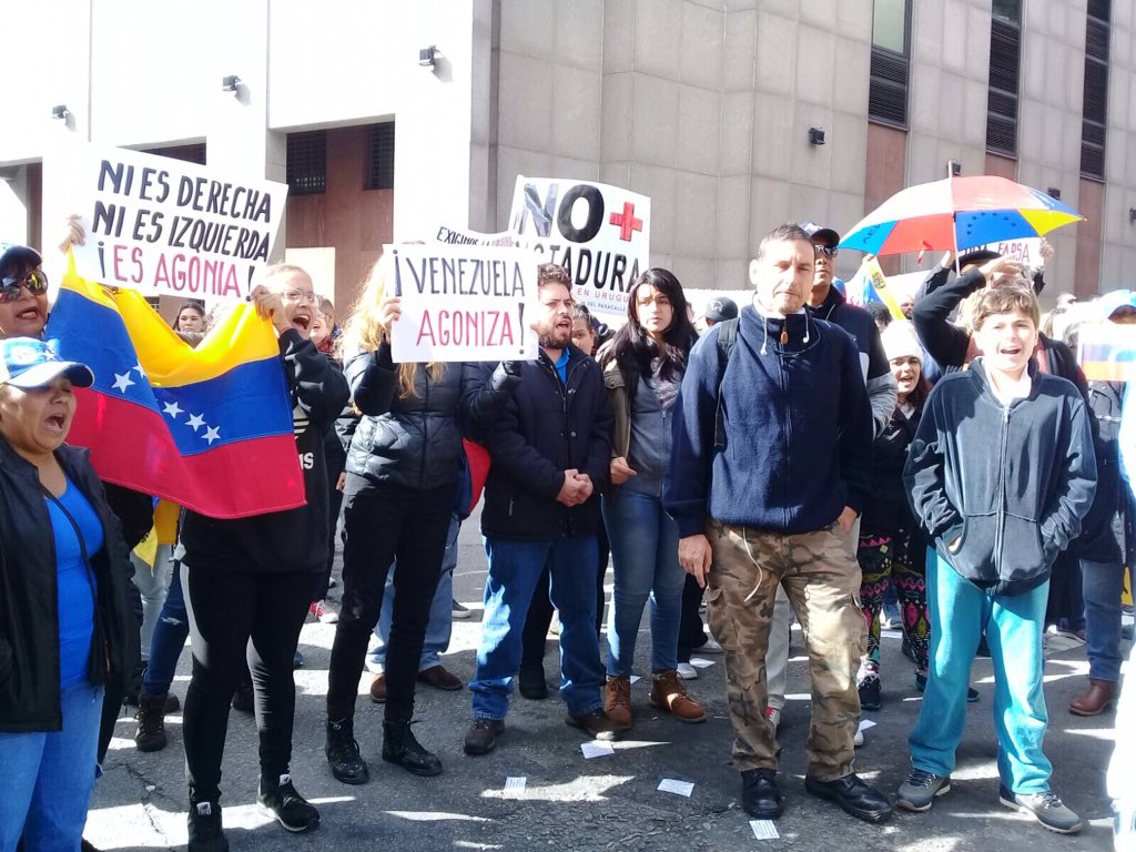 laKapucha's tweet photo. Ya estamos en #Uruguay en la embajada de Venezuela nos reunimos para rechazar el fraude electoral #FuerzaVenezuela #SOSVe https://t.co/X5CZixLJN4