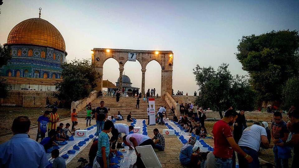 UstadPakdil's tweet photo. Mescid-i Aksa’da iftar sofrası... https://t.co/lW06RLVK1v