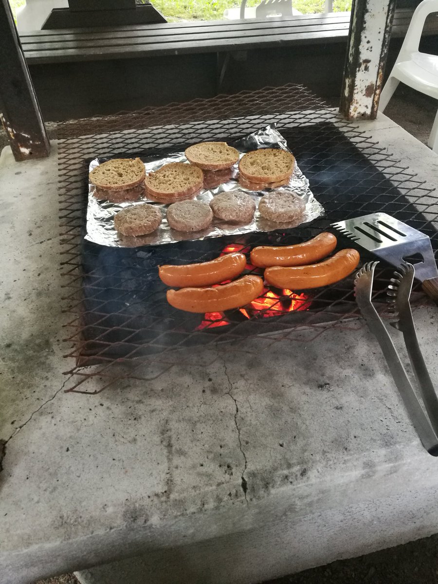 JuhaTenhonen's tweet photo. Iltaruokailu ulkokeittiössä maastopyöräilyn jälkeen #kesäinenilta #nytgrillataan #ulkoruokintakausi #itsetehty #hampurilainen #reissumies #ruissämpylät #kabanossi #salamicheddar https://t.co/gt9wwr8IFV
