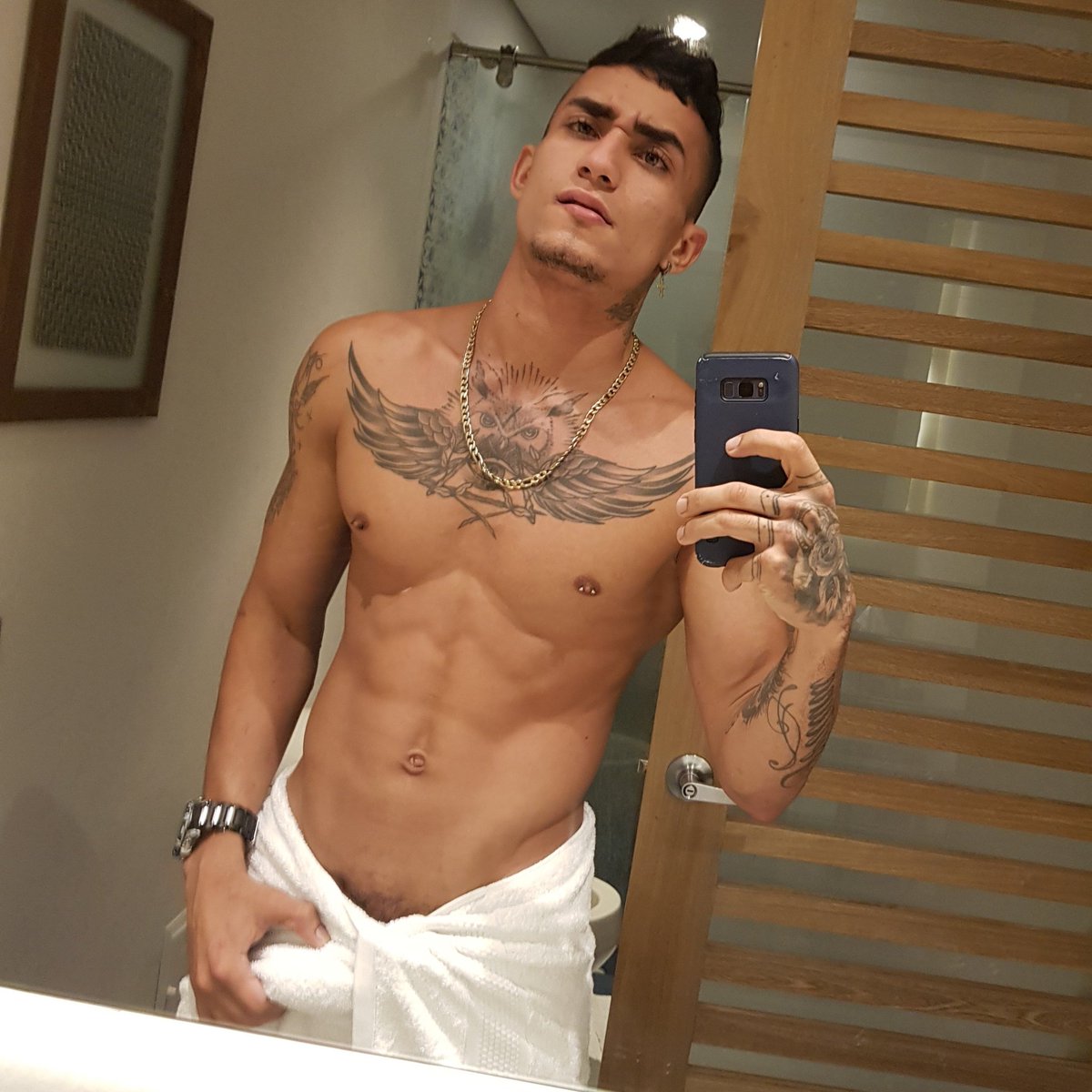 Bruno24cm_'s tweet photo. Deixo a toalha cair? 🤤😈 https://t.co/JGWn0QDpSJ