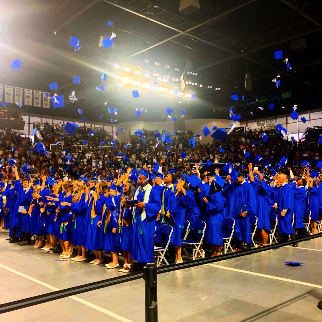 polisciguy61's tweet photo. Congratulations Lavergne H.S. Class of 2018⭐️👨🏻‍🎓🎉🌟⭐️🎓 https://t.co/IVophE9xNO