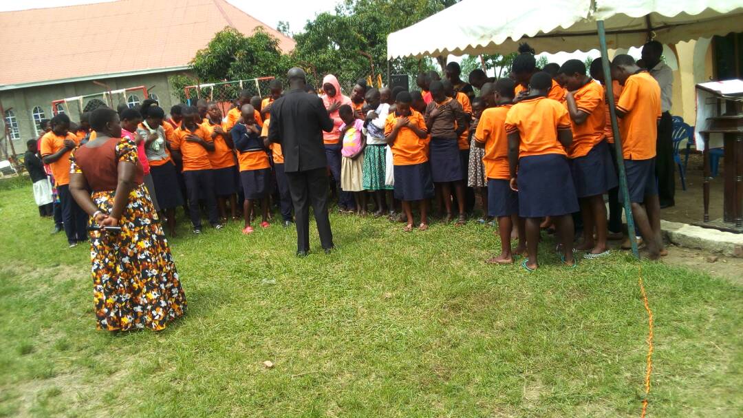 Forceuganda2017's tweet photo. Geofrey making an altercall in Gashongi CDC #Mabarara. We are committed to the whole person.  #MahjubMuzamil  #iworkforlife https://t.co/ECDMbbiK8o