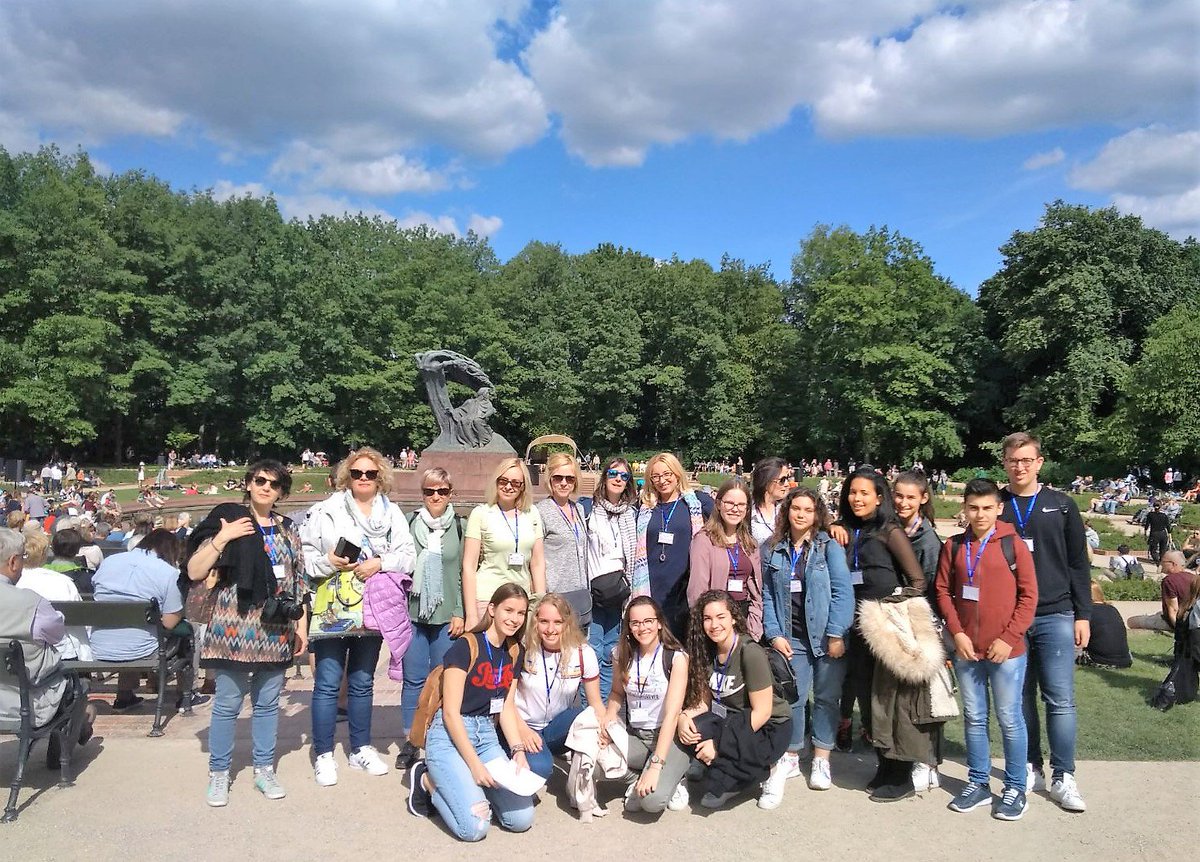 IESPinosPuente's tweet photo. NUESTRA DELEGACIÓN ERASMUS YA EN VARSOVIA. Luis, Celia, Celia, Beatriz y Alejandro, con Adela y Mª Carmen como profesoras, son los integrantes de la Delegación de nuestro Centro...https://t.co/cvAkcMfKbR https://t.co/49NDIWo00E