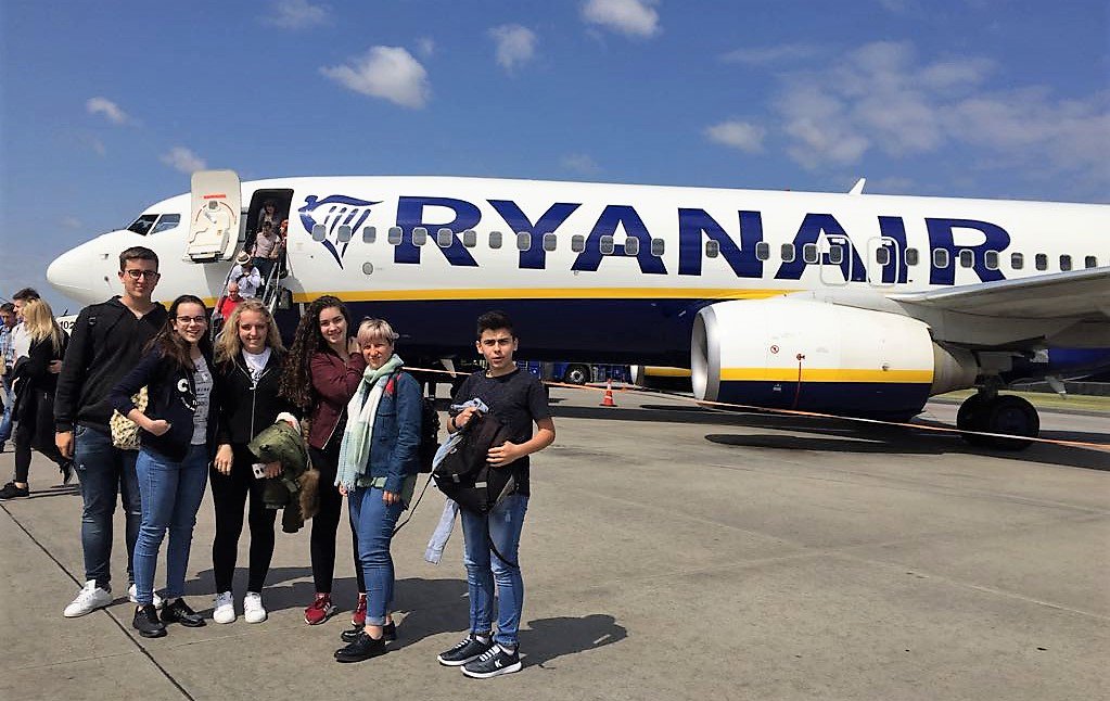 IESPinosPuente's tweet photo. NUESTRA DELEGACIÓN ERASMUS YA EN VARSOVIA. Luis, Celia, Celia, Beatriz y Alejandro, con Adela y Mª Carmen como profesoras, son los integrantes de la Delegación de nuestro Centro...https://t.co/cvAkcMfKbR https://t.co/49NDIWo00E