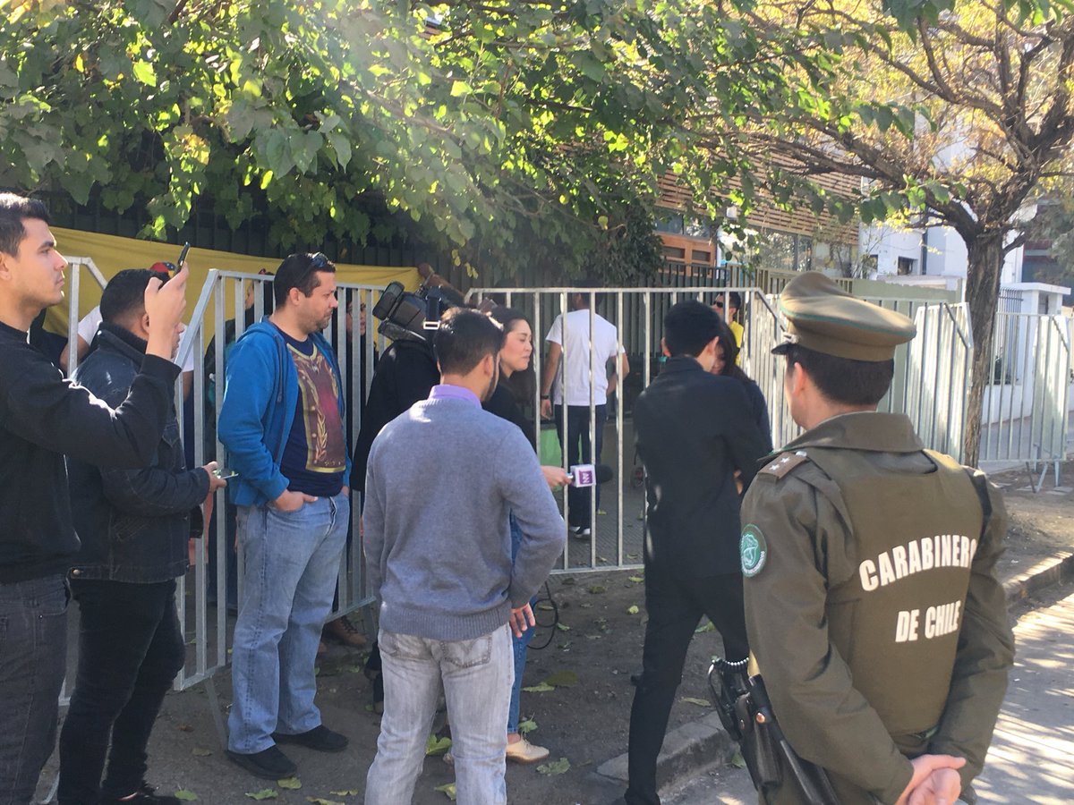 PaolaDragnic's tweet photo. Unas 20 personas afuera de la Embajada de Venezuela, intimidan a los votantes, con gritos e insultos @teleSURtv https://t.co/r1WJR0P6PD