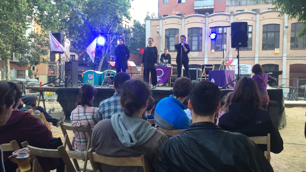 adriafontbofill's tweet photo. Porteu a les @lesvagines als vostres barris i a les vostres viles. Feminisme radical, directe alhora que pedagògic i anticapitalista. Avui prop de 200 persones a les #FestesdeMaig del #Poblenou. https://t.co/ey6Rn2BMlB