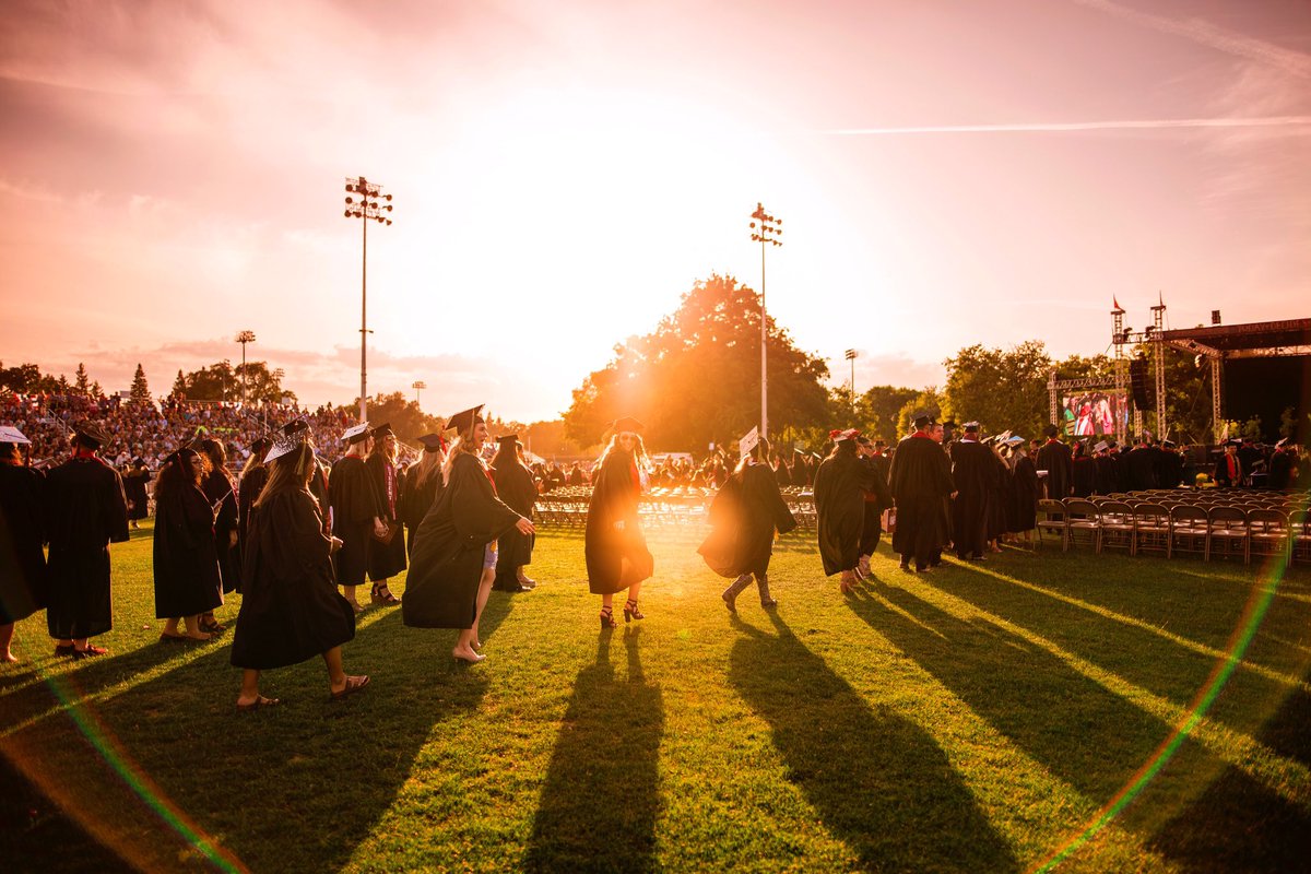 JessicaNBPhoto's tweet image. Congrats to all of the 2018 grads! So proud of my friends that I’ve been able to see and photograph as they walked across the stage this week🎓🙌 #thisischico