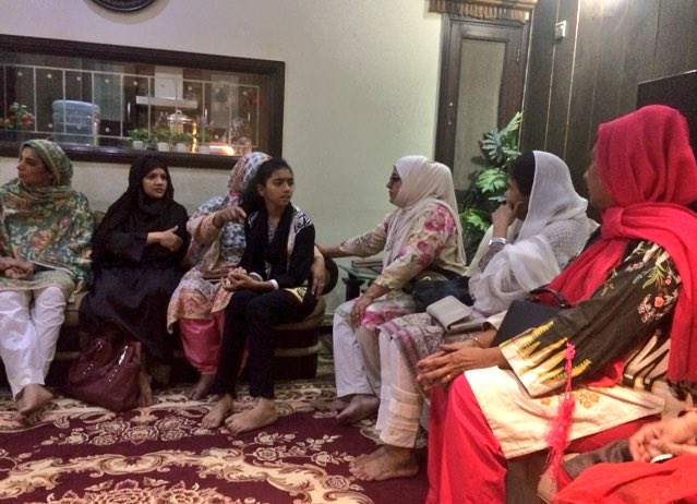 qasimkz's tweet photo. PSPPakistan: RT @PSPKhiDivision: شعبہ خواتین کراچی ڈیویژن صدر فوزیہ طیب ،

سینئر نائب صدر روحی خان اپنی کمیٹی عہدیداران 

کے ہمراہ سبیکا شیخ شہید کے گھر تعزیت کے لئے 

پہنچ گئیں۔

@WomensWingPSP1 @PSPPakistan @fautay @Roohinehal https://t.co/HwD8XSNZwY