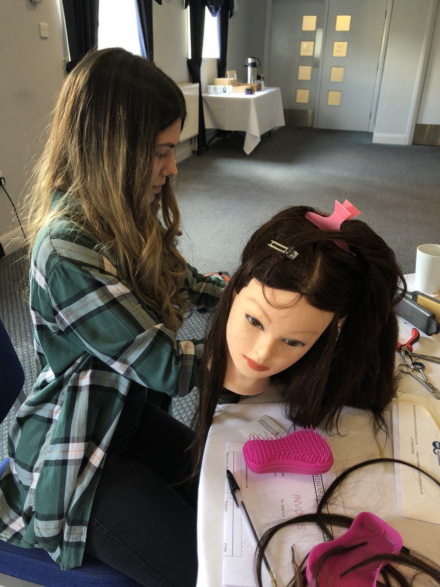 MedwayHairAcad's tweet image. Such a great day #teaching #microring #nanobonds and #gluebonds #hairextensions today @TheGeorgeHotel #hairsalons #lovetolearn #newbusiness #entreprenuer #medwaycourses