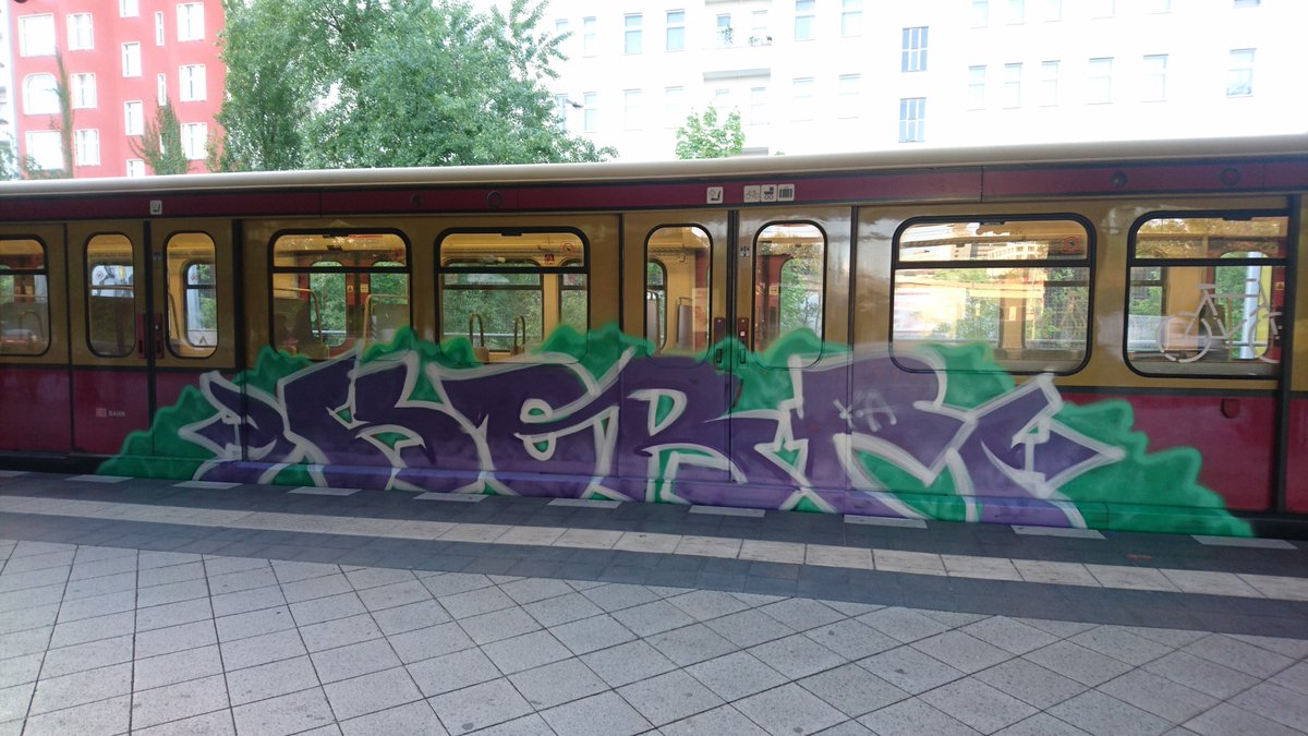 TrainsBB's tweet photo. Die Kiste fuhr Anfang Mai 2018 auf der #LinieS46
#artwork #berlin #berlingraffiti #color #db #graffiti #ice #interlakenost #painting #stadtbahn #streetart #sbahnberlin #sbahn #spraytrain #trainwring #trainbombing #trainart #train #urbanart #zugliebe #seck #sour #ynr #rewk #ewic https://t.co/6IEDEpy2CK