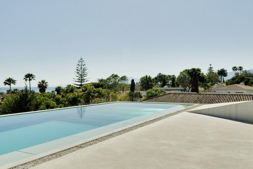 ProTecDi's tweet photo. ...una experiencia que nos acerca al vuelo, hacia un sueño, cadena montañosa Sierra Blanca. #Piscina de 60.000 kg en la Casa "Medusa". #Marbella. Costa del Sol. #Málaga.) Realizada por Wiel Arets Architects, de #Holanda. https://t.co/572X0r83mQ