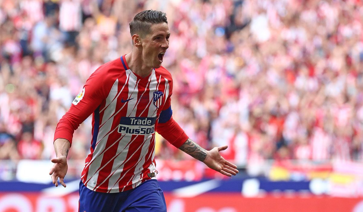 Jglc1903's tweet image. Tu nos enseñaste que cuando menos motivos tengamos para sacar nuestra camiseta es cuando  más tenemos que hacerlo. Se va un Ídolo, mi ídolo @Torres té quiero 🔴⚪️🔴