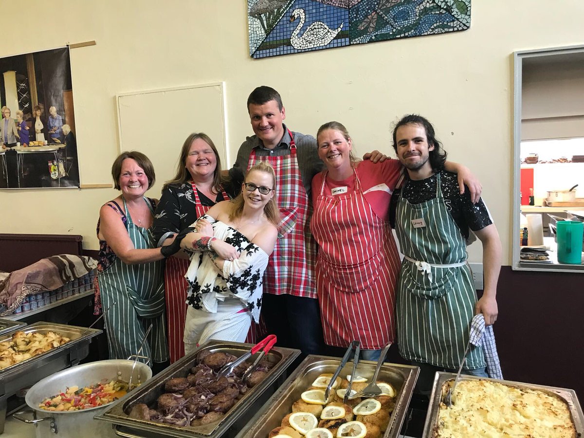 EllieRev's tweet image. How fabulous is this team . Amazing food tonight thanks to Rachel, Chloe and Lenny. @FareShareGtrM @JigsawHG @EllieRev