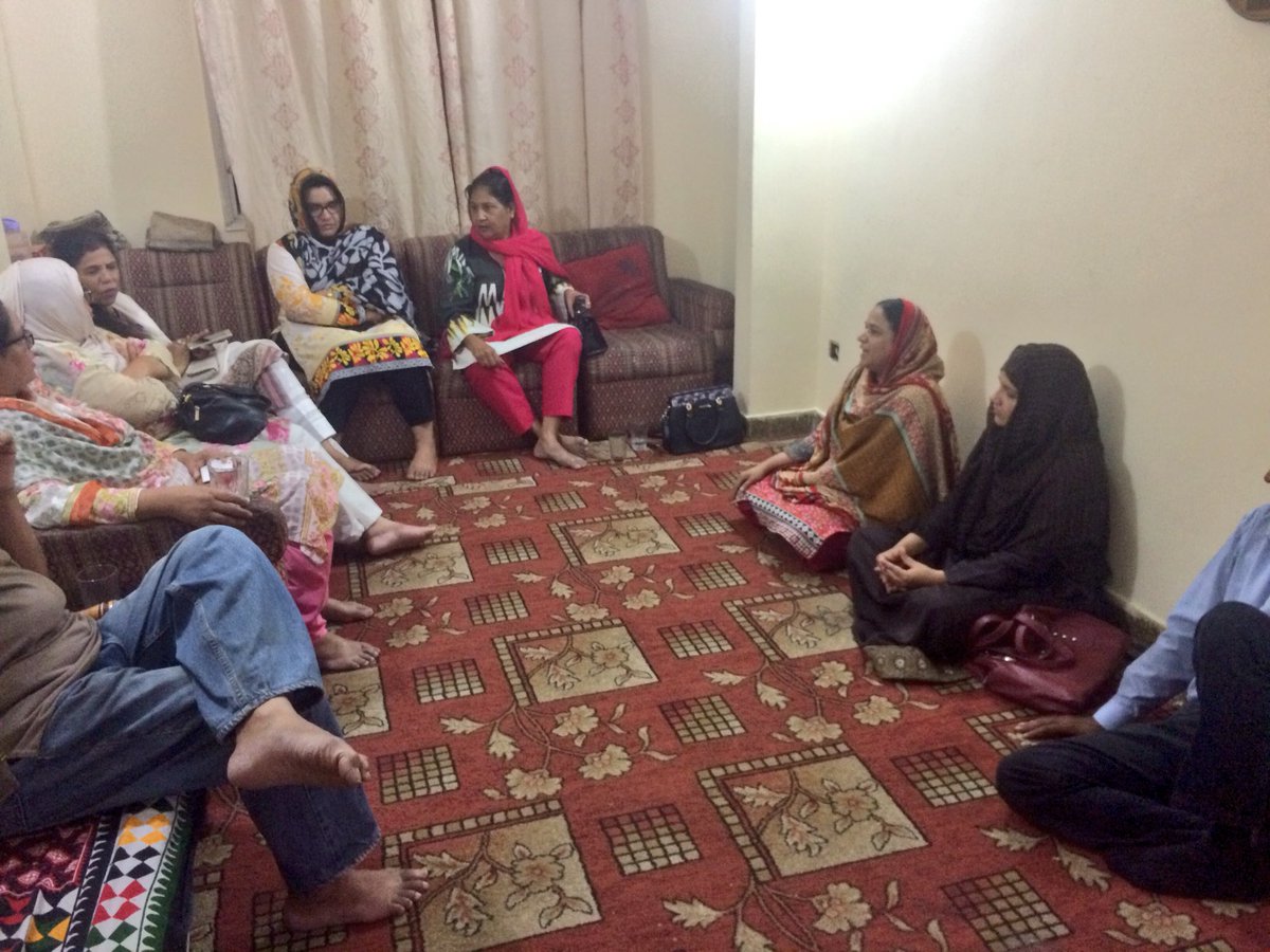 AllNewsOne's tweet photo. کراچی ڈویژن شعبہ خواتین کے وفد کی کراچی ڈیویژن کی انفارمیشن سیکریٹری کنول زہرہ کے گھر آمد، اس موقع پر اِن کے صاحبزادے کے بائک حادثے میں زخمی ہونے پر اُن کی خیریت دریافت کی اور جلد صحت یابی کیلئے دُعا کی گئی۔
اس موقع پر ایس ایف پی  کی نائب صدر حیا خان بھی موجود۔

@PSPPakistan https://t.co/Ra7ckYdYzM