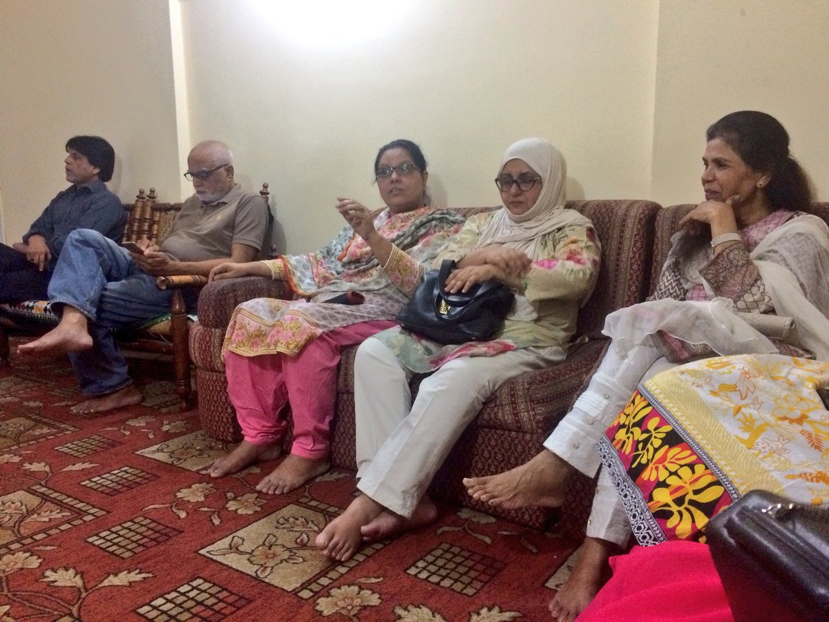 AllNewsOne's tweet photo. کراچی ڈویژن شعبہ خواتین کے وفد کی کراچی ڈیویژن کی انفارمیشن سیکریٹری کنول زہرہ کے گھر آمد، اس موقع پر اِن کے صاحبزادے کے بائک حادثے میں زخمی ہونے پر اُن کی خیریت دریافت کی اور جلد صحت یابی کیلئے دُعا کی گئی۔
اس موقع پر ایس ایف پی  کی نائب صدر حیا خان بھی موجود۔

@PSPPakistan https://t.co/Ra7ckYdYzM