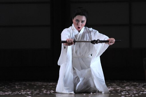 luiscalduch's tweet photo. 🇬🇧 Tears on the picnic lawn: #MadamaButterfly makes her bow at the @glyndebourne Festival #OmerMeirWellber @annileseopera #OlgaBusuioc #JoshuaGuerrero @MichaelSumuel @egdeshong #CarloBosi #SimonMechlinski #OlegBudaratskiy @idaranzlov @bachtrack ➡️ https://t.co/iVPH5IWiue https://t.co/O2UhP2aEIG