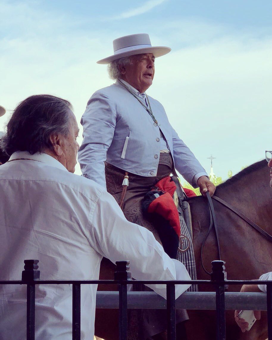 LosDelRioMusic's tweet photo. “Ay que cerquita la tengo a la virgen del Rocio,le canto con el corazón,con el corazón partio,mírame poquito a poco,no me dejes de mirar,te juro que el año que viene aquí nos vamos a encontrar..”
#lanochesoñada #saltodelareja #vivalavirgendelrocio #elrocio @hdadmatrizrocio https://t.co/xsb7hW0HRi