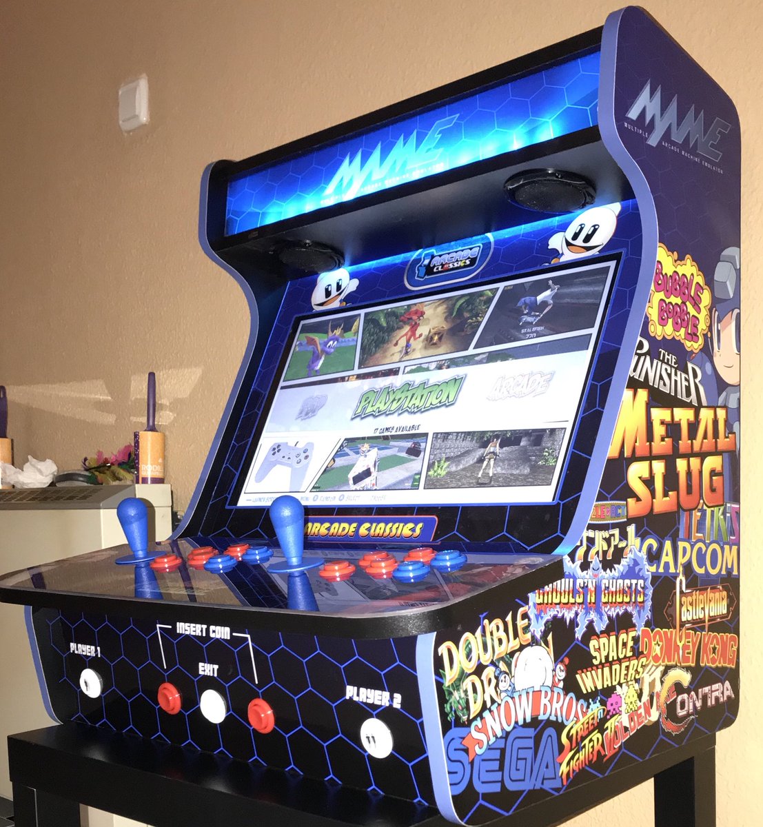 Ya esta finalizado mi Bartop. Solo decir que es una pasada y con una calidad inmejorable. Gracias a <a href="/mogue78/">Mogue customs</a> por esas manos de carpitero que tiene y ha sabido colocar cada tornillo en su sitio y a <a href="/JapamDesigns/">JapamDesigns</a> por esos vinilos espectaculares, sin ellos esto no seria posible!💪🏻