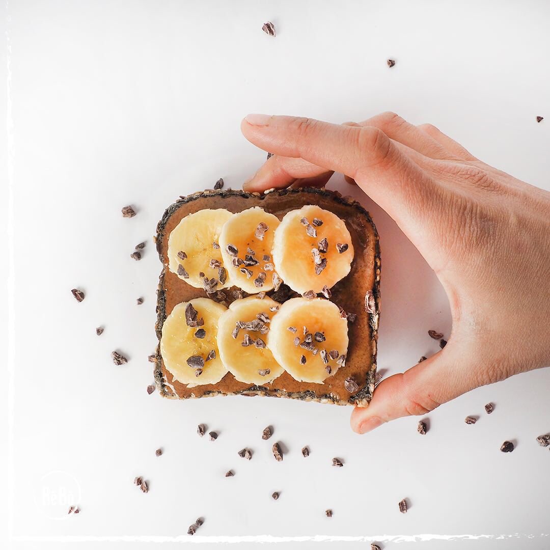 bebocoldpress's tweet photo. ¡Tostaditas ricas de crema de almendras y banana para amenizar tu mañanas de trabajo y afrontarla con energía!💪 No dudes en venir a probarla durante la semana! 
#bebojuicers #tostadas #tostadasdeplatano #platano #cremadealmendras #cacao #sharehealthyveganfood #vegan #organic https://t.co/m57DXEHayK