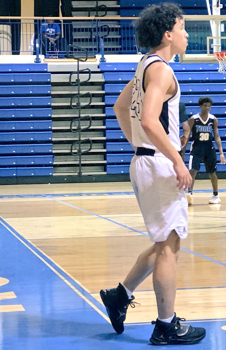 rawerecruits's tweet photo. Diving on the floor, penetrating the gap for midrange shots, hitting the 3 from the wing..

2020 @ocphoops &amp; Orlando Captains AAU G Jouldan Velez (@JouldanV) is having an impact on this game. #CP25SpringJam 

#RAWE 🌋 https://t.co/ktXYMvtgeR