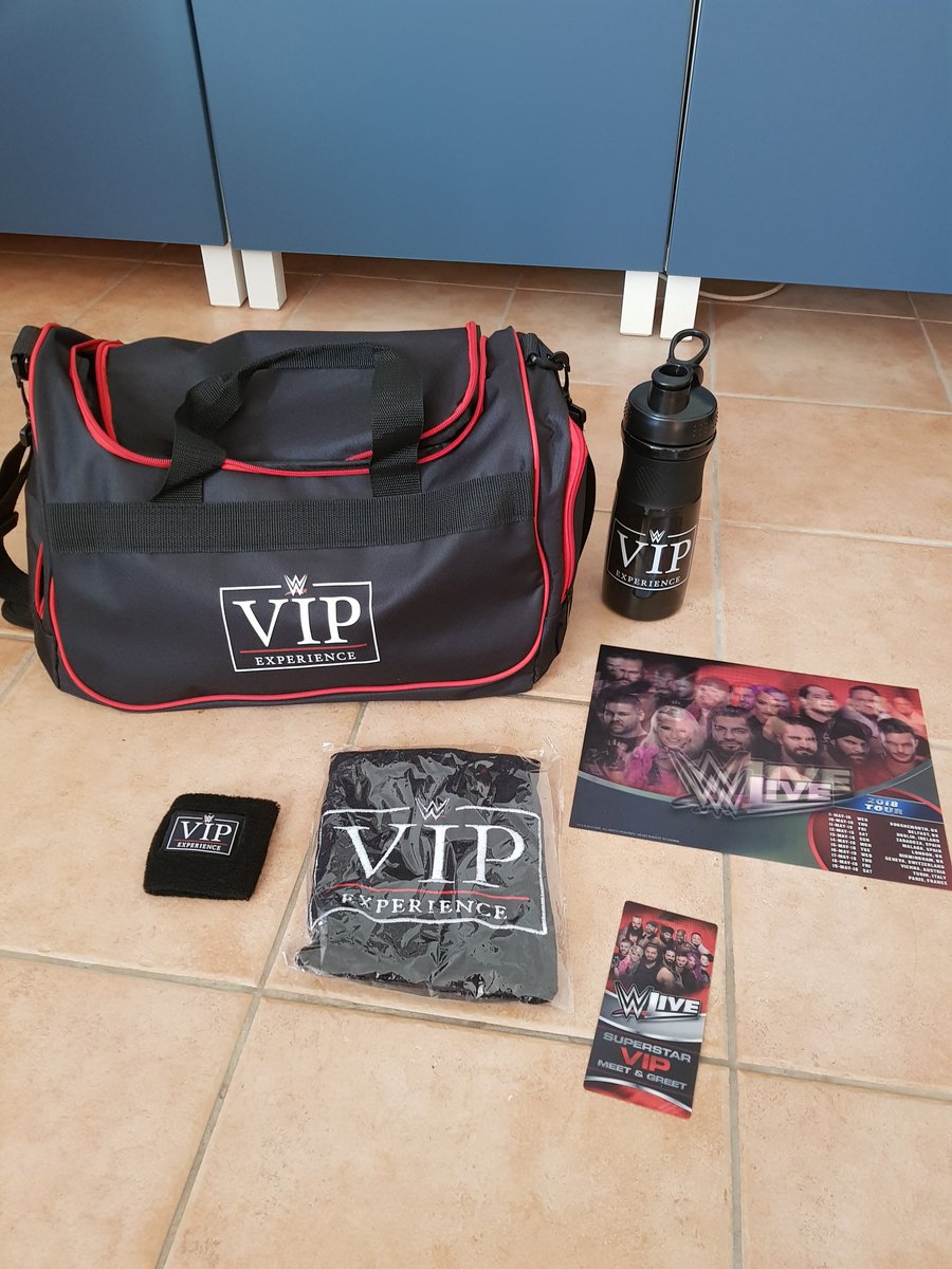 sylvainguern's tweet photo. Pour clôturer ce weekend #WWEParis aperçu du fameux sac de l'expérience #packVIPWWE . Au delà des goodies bien cools, c'est le feeling qui domine : Superstars dispos, accès arène & merch en exclu. Je recommande ! @JPCatch @WWEenFrance @AxellentGarcon @98enigma @WWE_Fr @CAgiusILD https://t.co/ELgDiK4Rlu