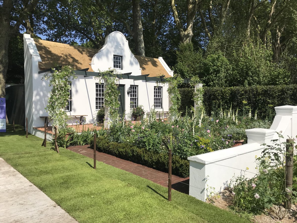 ARGgardendesign's tweet photo. Trailfinders garden RHS Chelsea 2018 Jonathan Snow planted by amazing team led by Rossana Porta #RHSChelsea2018
# https://t.co/r72dNOnkuk