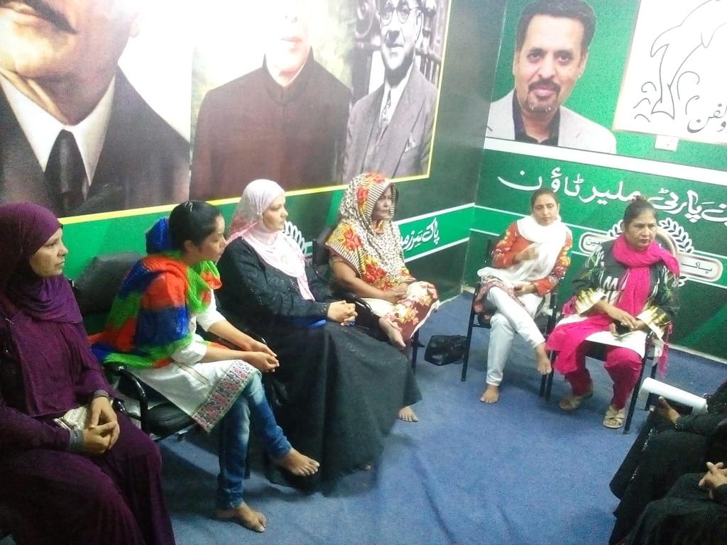 fautay's tweet photo. #PSP #WWKD, a dedicated team of ladies, despite heat wave and extreme hot weather visited #Malir_Town for meeting ladies to brief them on door-to-door activity &amp; distributing Dolphin pamphlets.
@KamalPSP
@AnisAhmedPSP @SAsifHasnainPSP @aasia_ishaque @PSPPakistan @WomensWingPSP1 https://t.co/a4SO0eYYoZ