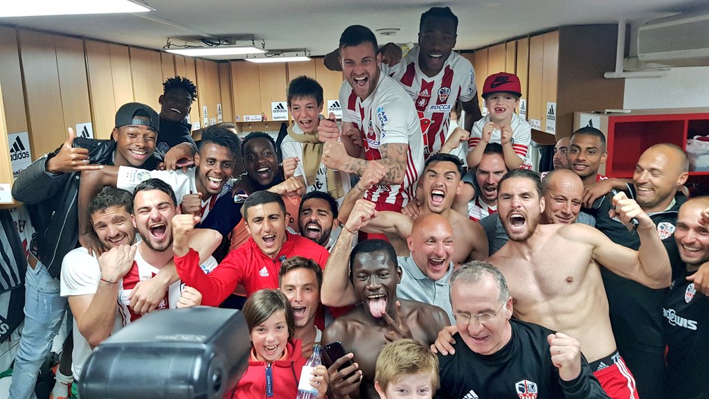 ACAjaccio's tweet photo. VIIIIITTTOOORIAA !!! Victoire à la séance des tirs aux buts !!! Avec un excellent Jean-Louis Leca!! Bravo à nos joueurs !!! 🔴⚪🔴🔴🔴⚪ https://t.co/6O0rj39twF