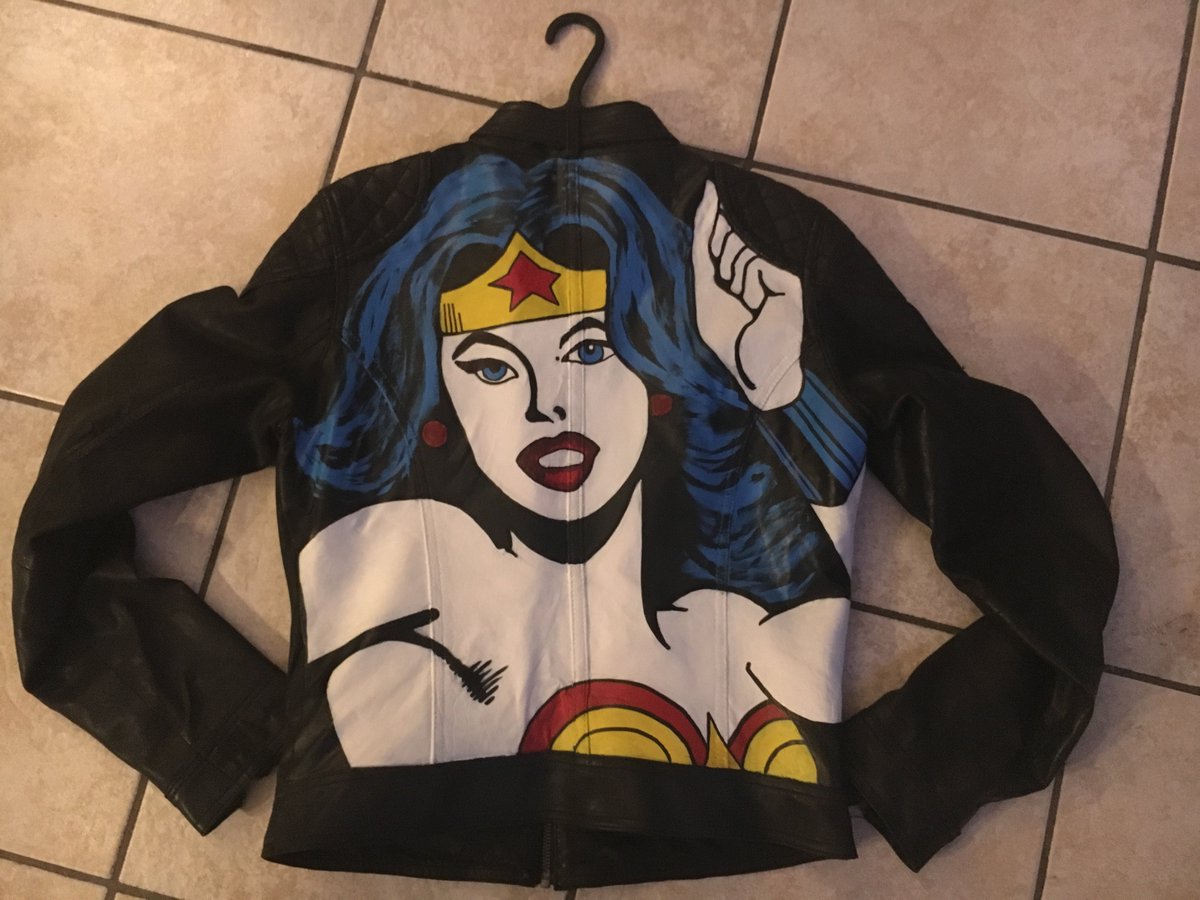 MoSiMoFashionA's tweet photo. WONDER WOMAN original Gemälde, Lederjacke gr. 38 VK 179€ MoSiMo-FashionART #artjacket #artjacket #fashionart #news #fashionnews #model #mode #exklusiv #vip #luxury #lifestyle  #germany #mosimoart #nyc #london #popart #popartstyle #miami #rees #erfolg #forsale #shop #love #ootd https://t.co/sXyP4Ofv25