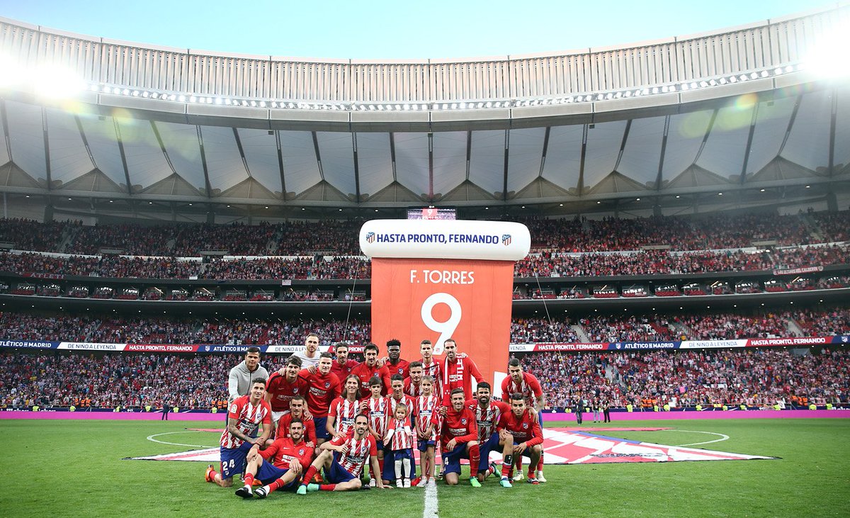 Atleti's tweet photo. 🏧 El EQUIPO le regaló a @Torres una rojiblanca firmada por todos. ¡Detallazo! 😉
#DeNiñoALeyenda https://t.co/n8VZWxZpwV