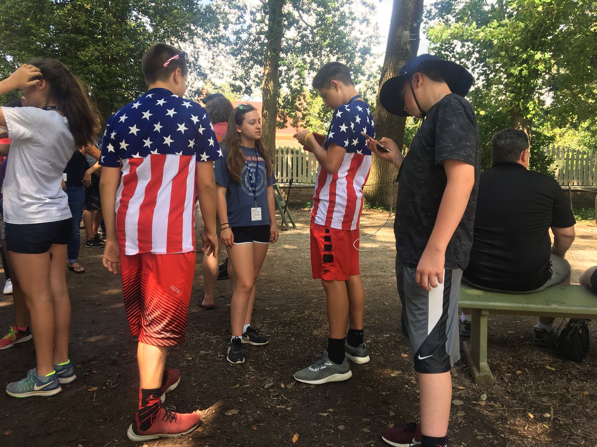 FMSWashStudies's tweet photo. Hanging around G.W.’s house. #EFtravelgoals #fmslearns @marcycasavant https://t.co/9xAEbfNGhj