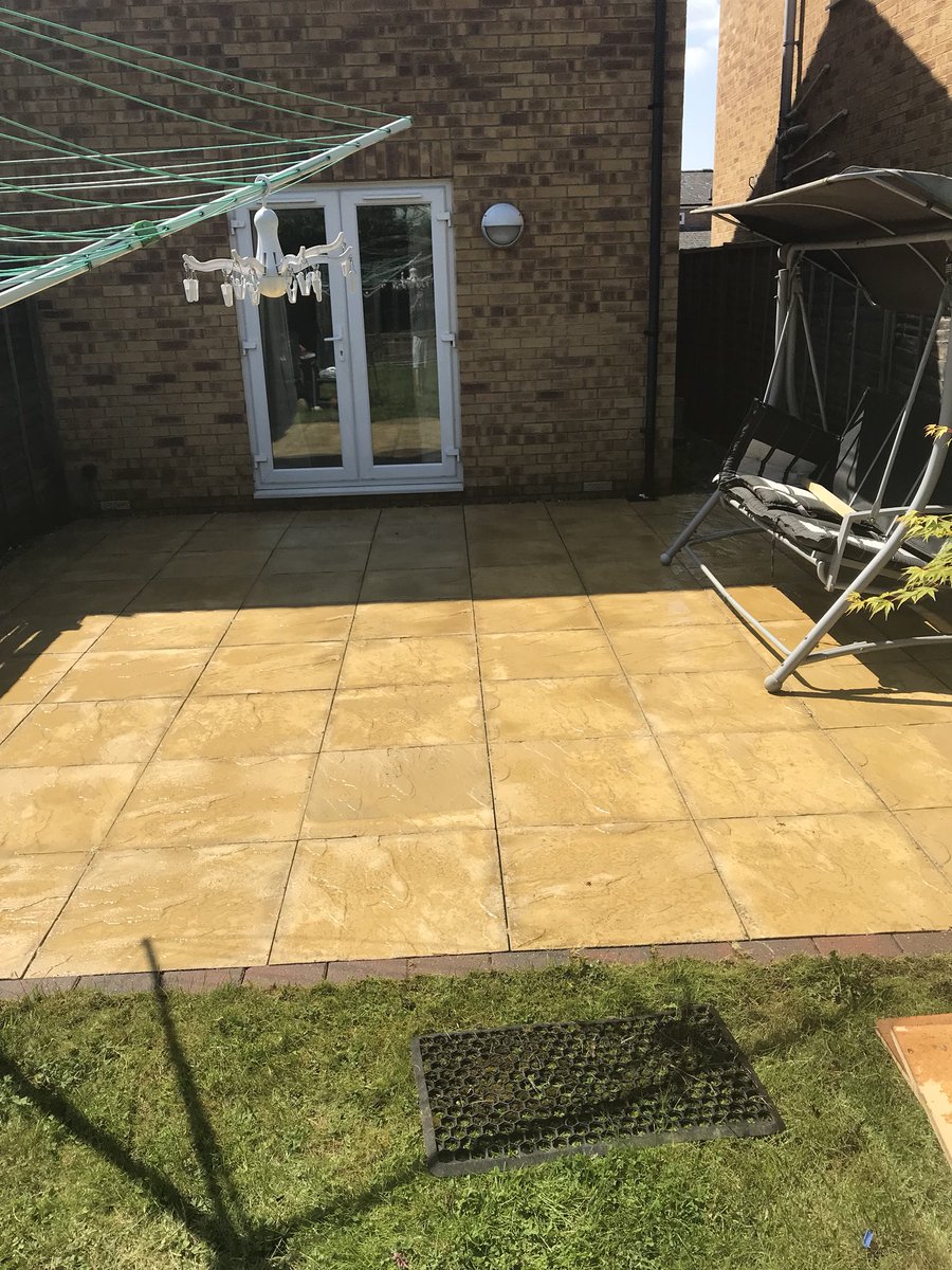 CourtneysClean0's tweet image. Patio Clean also from today. The grind never stops! 💰😎 

#patioclean #summer #pressurewashing #sunshine #beforeandafter