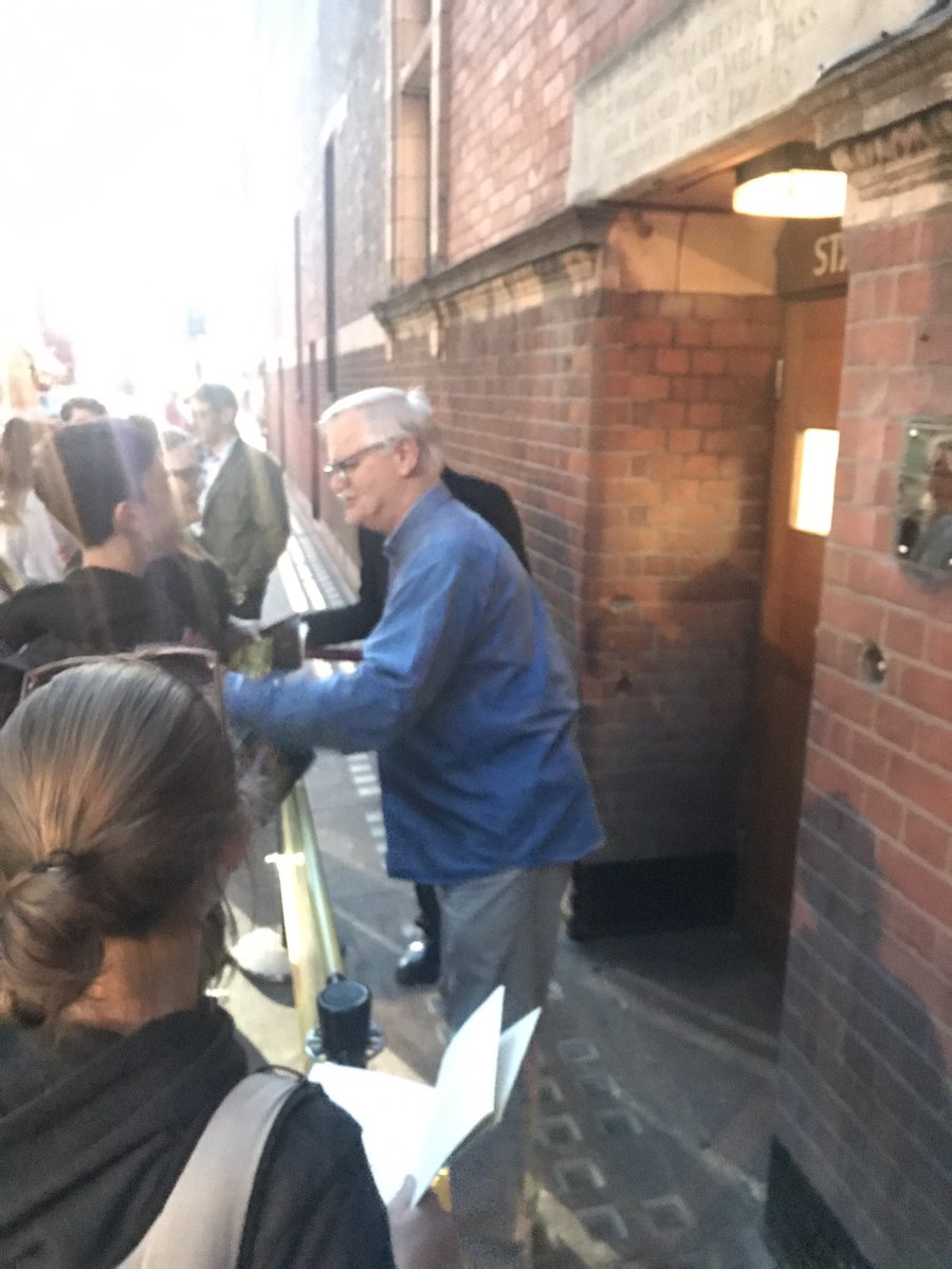 HPPlayFans's tweet photo. Aw @MartinJohnston7 is the first to leave stage door greeting fans with warm hugs as always! #Year2CastChange #CursedChildLDN #CursedChild ⚡️⚡️ https://t.co/xVVEXc0jqL