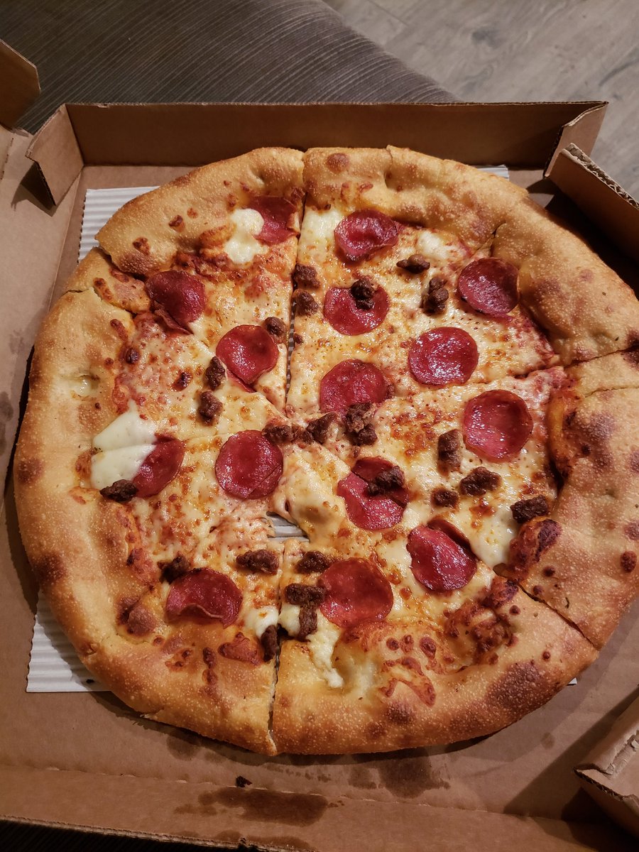 DErnsdorff's tweet photo. @pizzahut how does a hole in the middle of a pizza happen? https://t.co/Kjxqeklx9W
