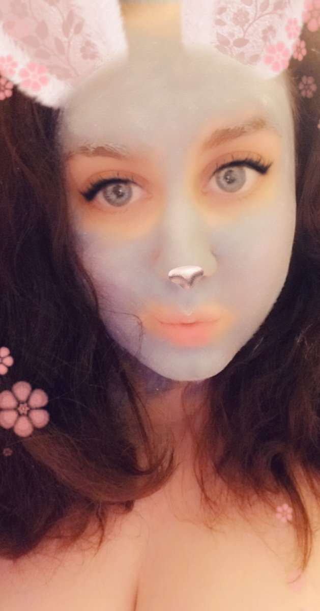 herooine's tweet photo. Pre shower masking. #nofilterwhatsoever https://t.co/doqzoTvvDi