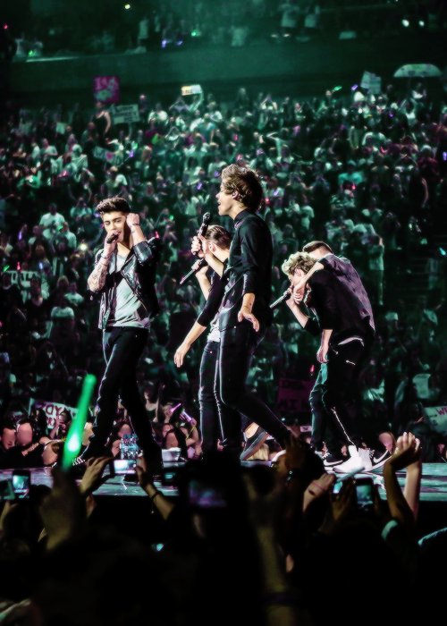 harrypinksuits's tweet image. passando pra lembrar que inveja a gente só tem de quem foi num show com a one direction ot5 #1DBBMAs