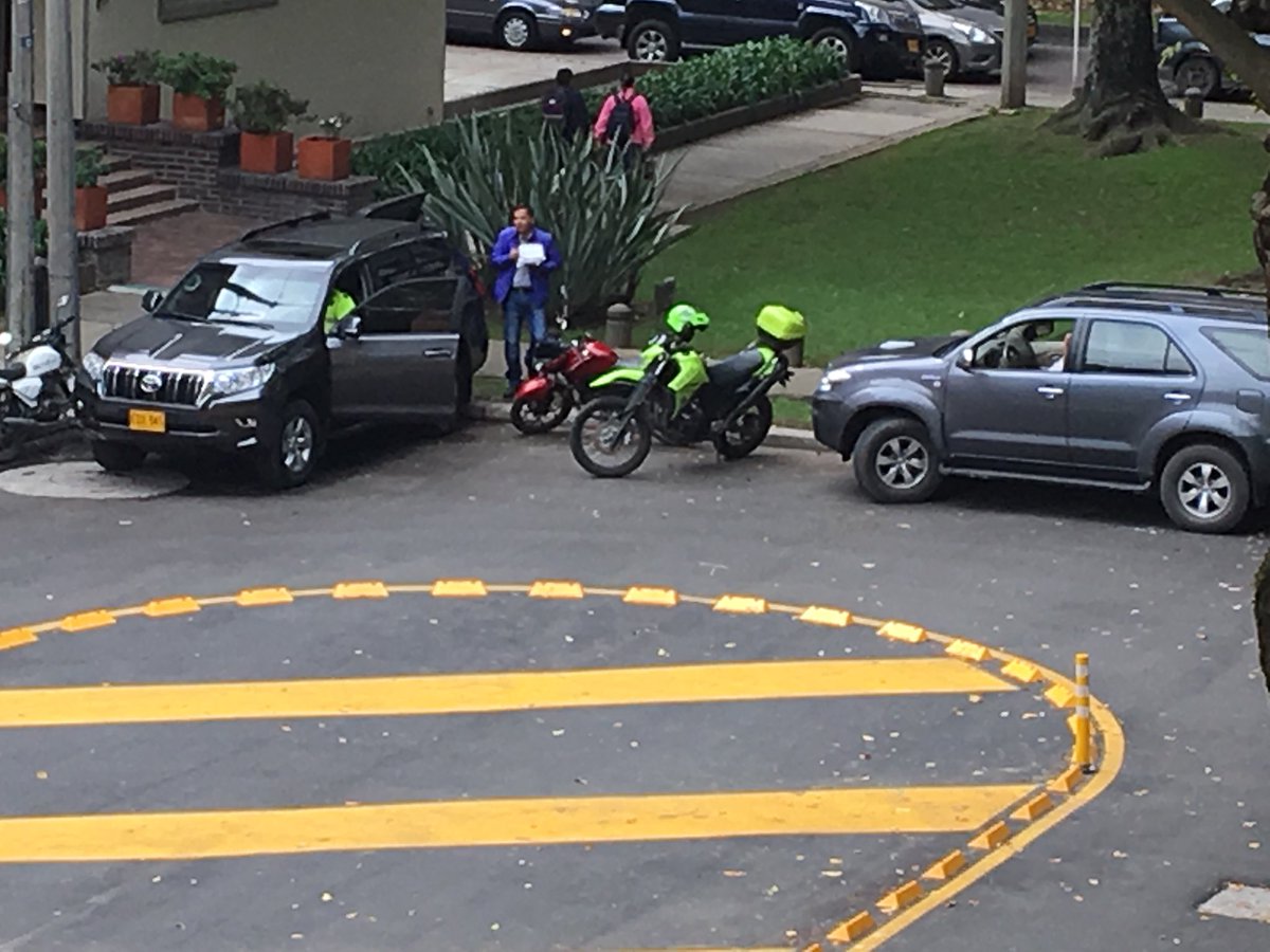 Este tipo de intervenciones de <a href="/SectorMovilidad/">Movilidad Bogotá</a> tienen la finalidad de evitar el mal parqueo... pero de particulares.
A caravanas de escoltas <a href="/levalecinco/">Le Vale Cinco</a> 
#UdNoSabeQuienSoyYo
