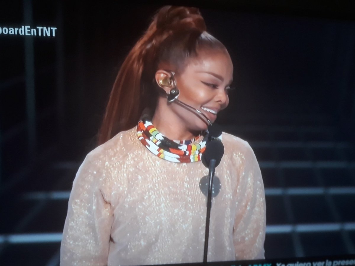 musicadelos80s's tweet photo. #bilboardEntnt janet jackson no le pasan loa años excelente..... https://t.co/gZVYsl7S3U