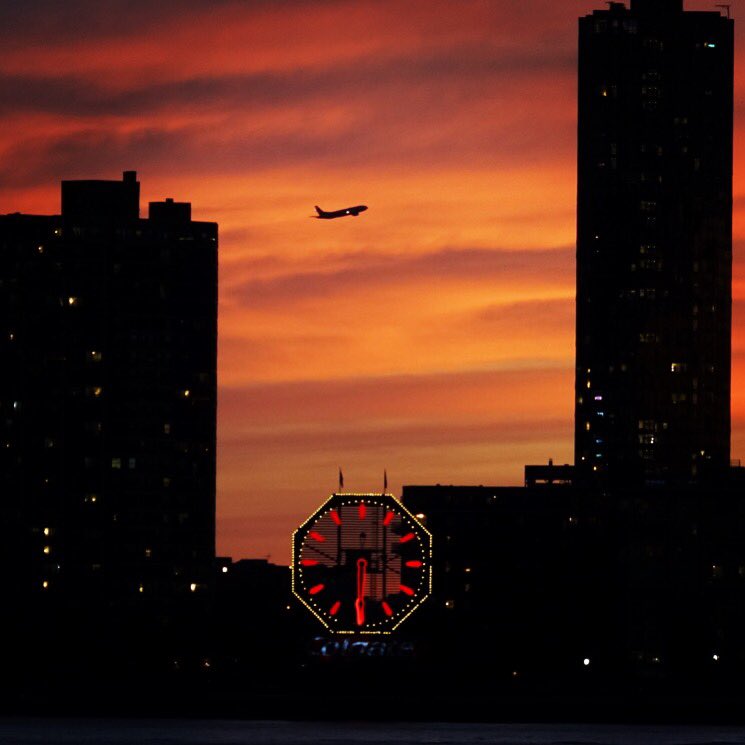 SianTravis's tweet photo. One day Iβll fly away...
#sunset #clockstopped @nycfeelings @discovering_nyc @ny1weather @nycgo @thephotohour @bbcearth @agreatbigcity @StormHour https://t.co/7dZdxGsYB9