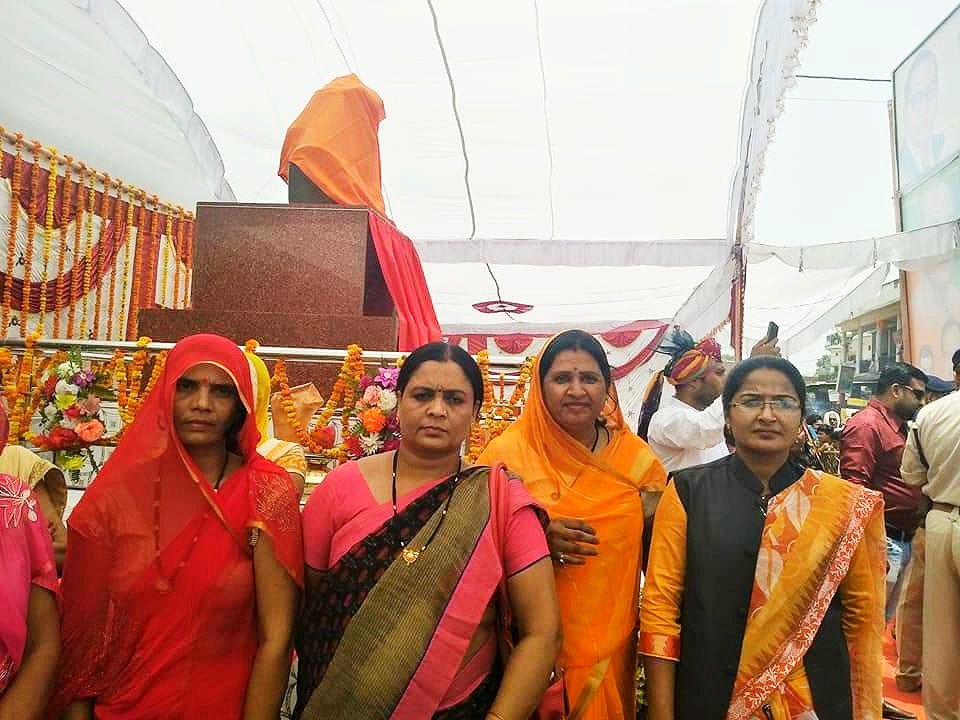 pratima_bagri's tweet photo. कोठी में माननीय गृह मंत्री भारत सरकार द्वारा ठाकुर रणमत सिंह जी की प्रतिमा का अनावरण किया गया https://t.co/QF2Iw9hA9H