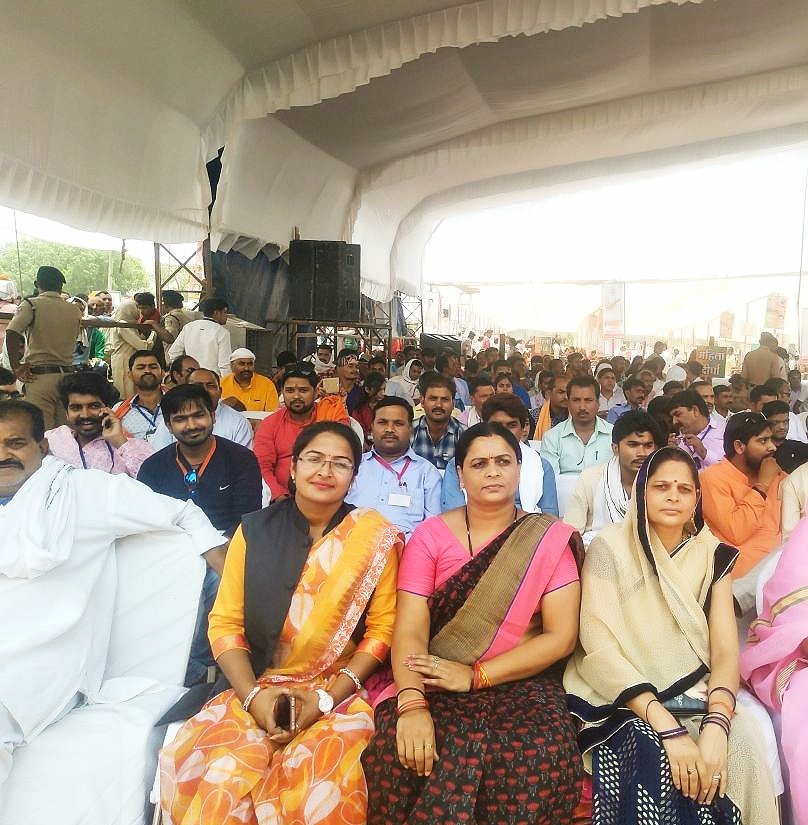 pratima_bagri's tweet photo. कोठी में माननीय गृह मंत्री भारत सरकार द्वारा ठाकुर रणमत सिंह जी की प्रतिमा का अनावरण किया गया https://t.co/QF2Iw9hA9H