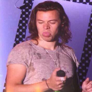 iejoniall's tweet image. El fandom cuando alguien se burla de que ellos ya no están 

#BBMAs #1DBBMAs