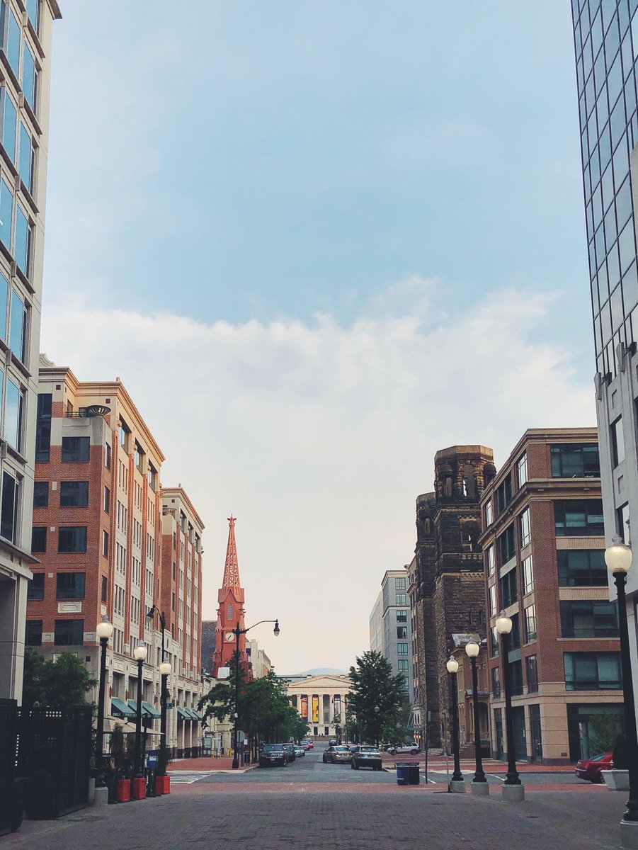 SnapWashington's tweet photo. Nice afternoon for a Sunday stroll. Hoping everyone had a great weekend! #WashingtonDC https://t.co/MVMWg2bmLO