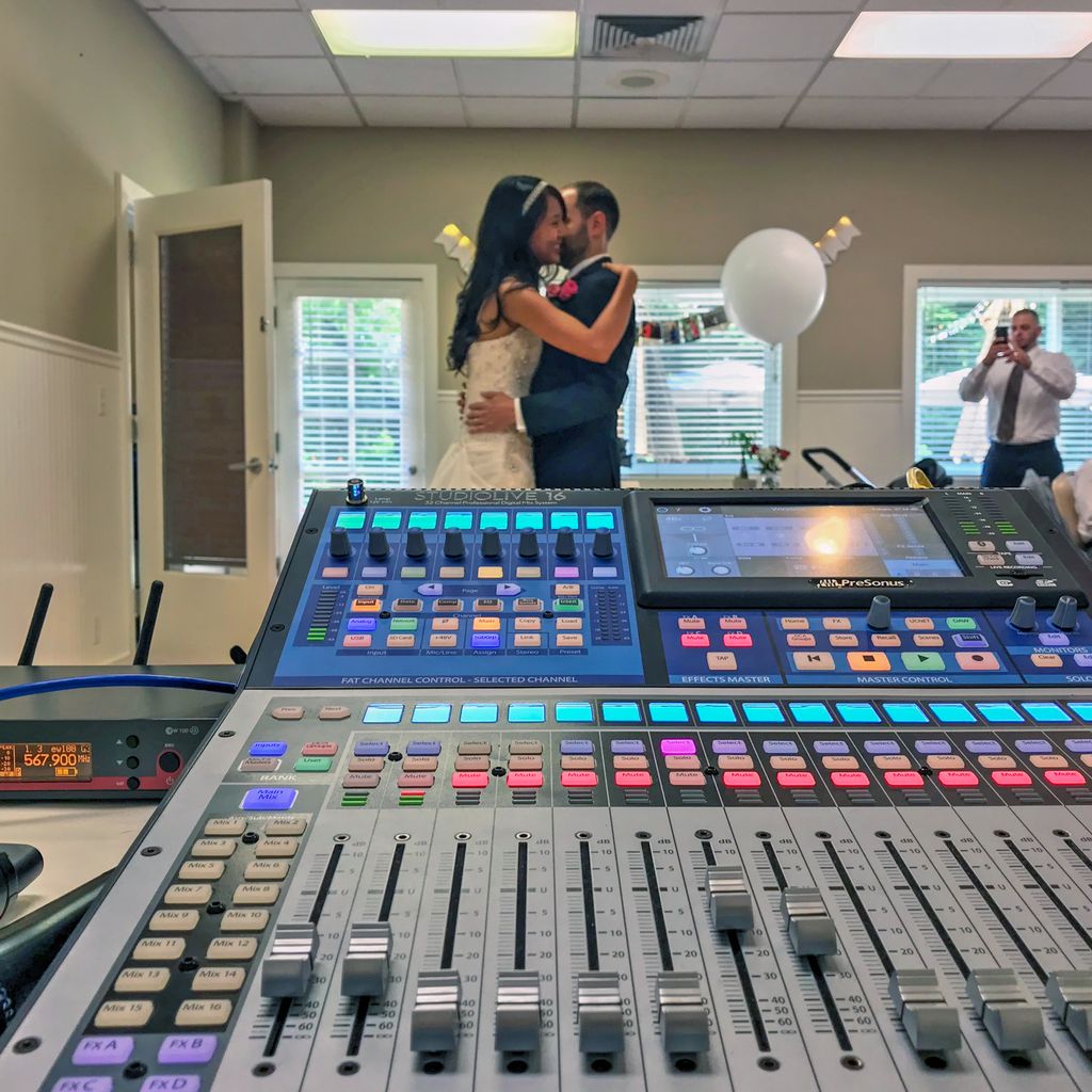chakrasoundent's tweet photo. I've got the best seat in the house for this couple's first dance! Need a wedding DJ for your big day? Feel free to reach out and we'll bring your day to life! For more information visit https://t.co/jpHdKjAgSJ
.
.
.
#chakrasound #folsom #folsomwedding #oldfolsom https://t.co/xe1HnOHfFF