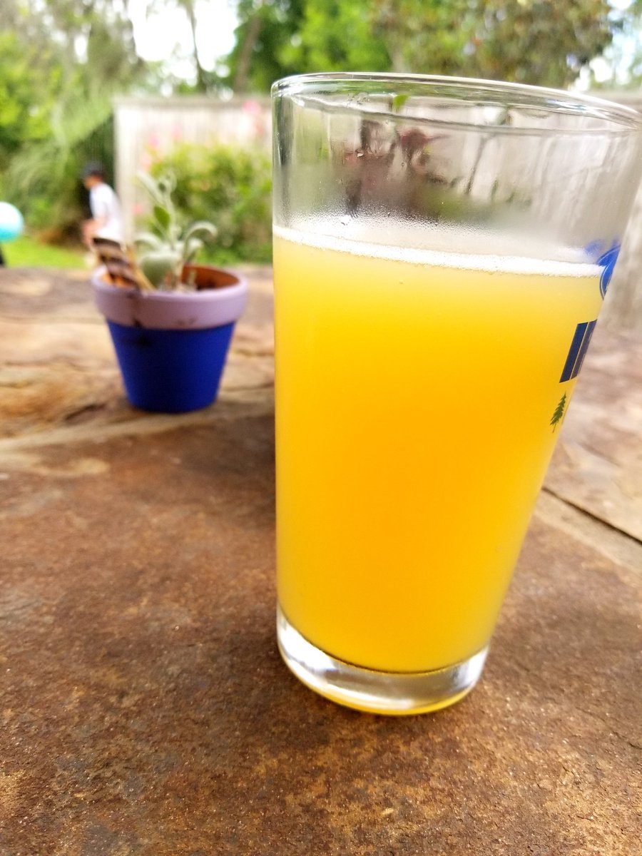 Some fantastic Pearland Haze from <a href="/Vallensons/">Vallensons' Brewing Co.</a> #NEIPA the nose, the juice, the mouthfeel... It's all there.