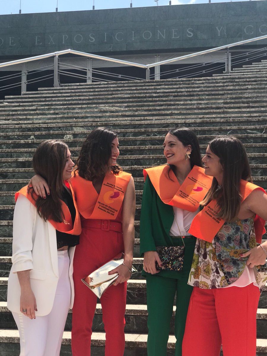 lauraavcs's tweet photo. ♥️🎓 https://t.co/fBMW5AL472
