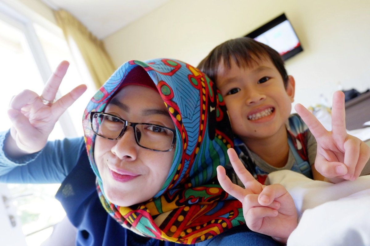 hanisahsukma's tweet photo. Kebersamaan dengan Alfath selalu meberikan sejuta cerita. Anak ini makin lama makin ceriwis aja, dan mulai suka berinteraksi dg orang2 di sekitarnya.
Walau kadang di moment tertentu msh suka malu2, tp saya tetap apresiasi π
#PremiumMomentstogether #LotteChocoPiePremiumMoments6 https://t.co/RJ2pJ8CEKG