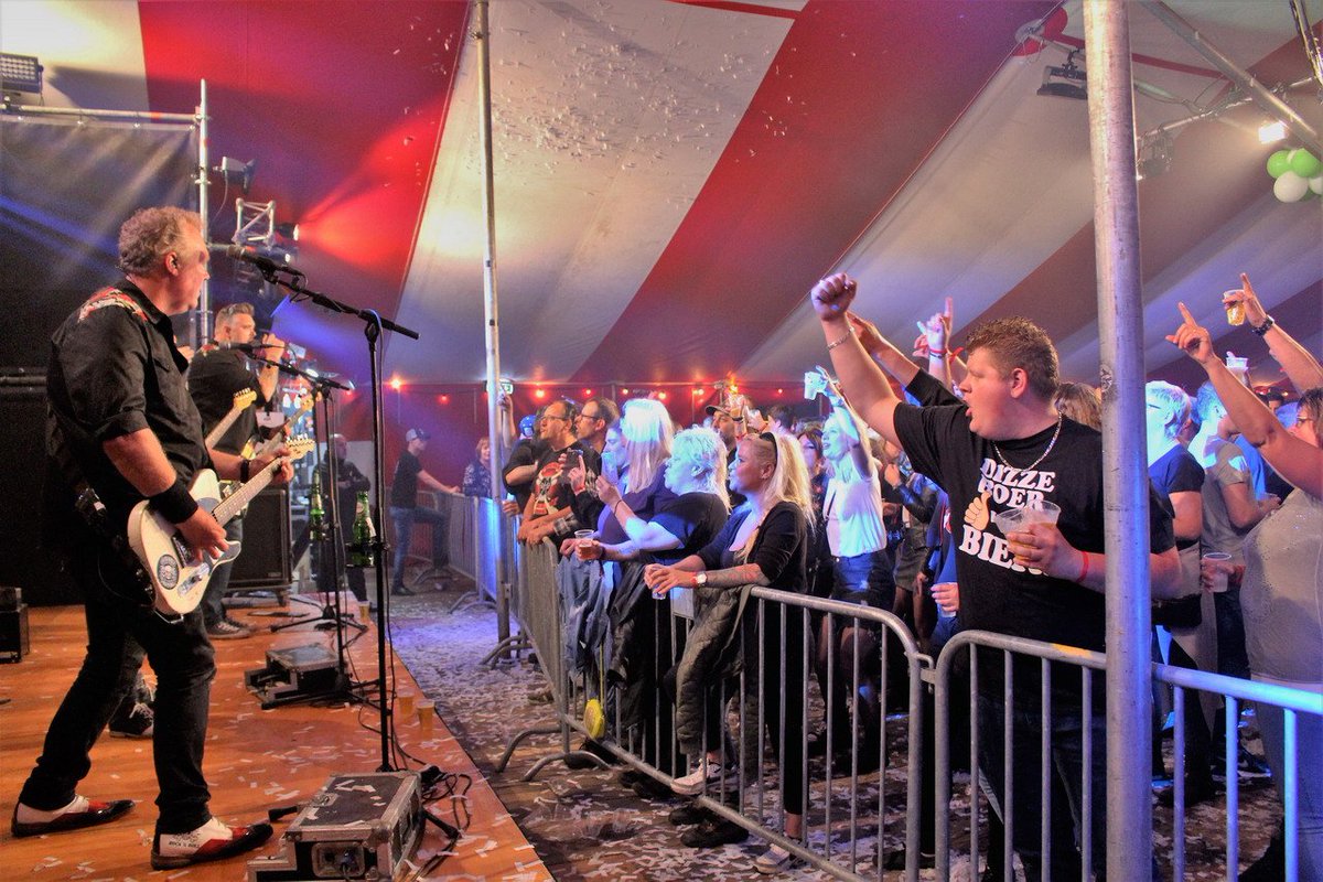 Webfm_tv_'s tweet photo. Gezellige muzikale feestavond voor iedereen uit Maas en Waal en verre omstreken.
Foto's: Reinier. Meer foto's op https://t.co/skrPjAyv3L https://t.co/d1cSnX5Tg0