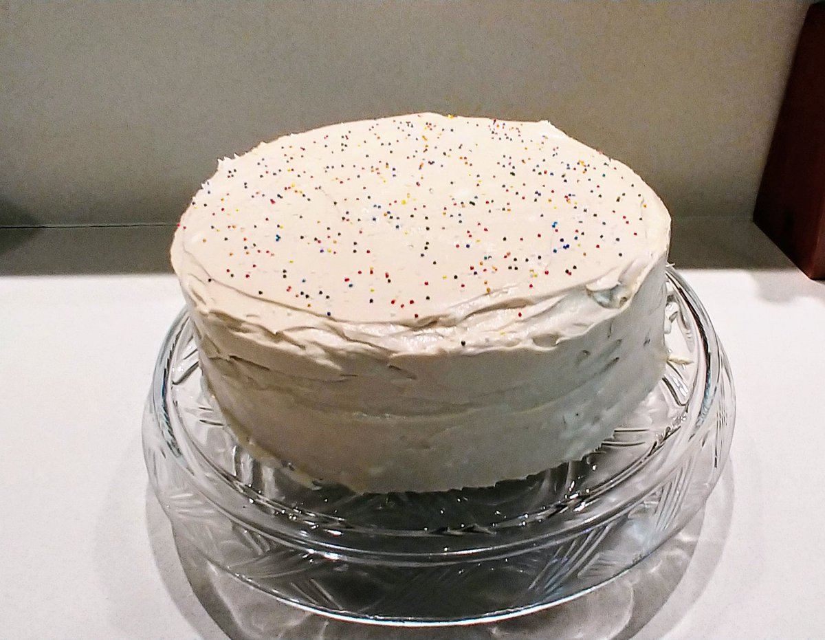 darringuist's tweet photo. I made a cake! Chocolate cake with peanut butter cream cheese frosting. #yum #linguistswhobake #queerbaker #thebakersappendix https://t.co/YF1fWfeNyw